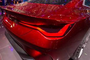 Glänzend rote Lackierung und Kofferraum des  BMW Concept 4 Sportwagens
