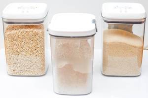 Glasbehälter mit Haferflocken, Mehl und Zucker