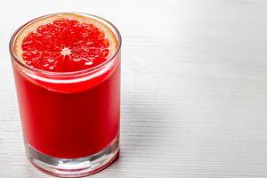 Glass of grapefruit juice with a slice of grapefruit (Flip 2019)