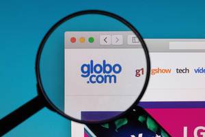 Globo.com logo under magnifying glass