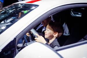 Glücklicher Junge hinter dem Steuer vom Audi R8 V10 RWS