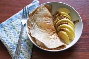 Gluten free pancakes with curd and apple slices (Flip 2020)