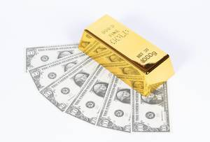 Goldbarren mit 100 Dollarscheinen