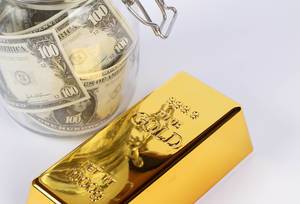 Goldbarren mit einem Glasgefäß, das mit Geld gefüllt ist