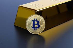 Goldbarren mit goldenem Bitcoin vor schwarzem Hintergrund
