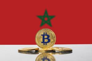 Goldene Bitcoin-Münze unter dem grünen Stern der marokkanischen Flagge im Hintergrund