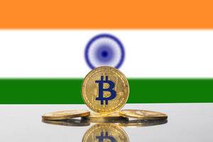 Goldene Bitcoins mit der auch Tiranga genannten Flagge Indiens