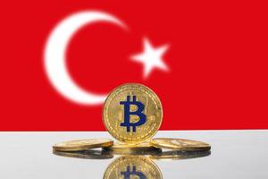 Goldene Bitcoins stahlen vor dem Mondstern der türkischen Flagge