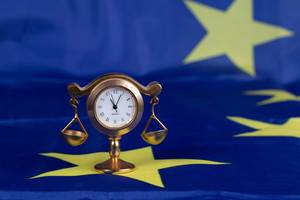 Goldene Retro-Uhr mit Waage auf Flagge der Europäischen Union symbolisiert den EU Countdown