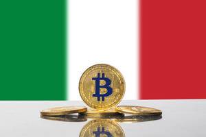 Goldener Bitcoin eingefasst von der auch il Tricolore genannten Flagge Italiens