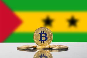 Goldener Bitcoin steht von der Flagge des Inselstaates Sao Tome und Principe