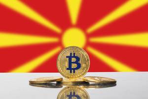 Goldener Bitcoin steht vor der Sonne auf der Flagge von Nordmazedonien