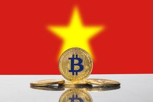 Goldener Bitcoin vor dem gelben Stern der vietnamesischen Flagge