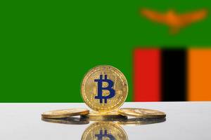 Goldener Bitcoins steht vor der Flagge des afrikanischen Staates Sambia