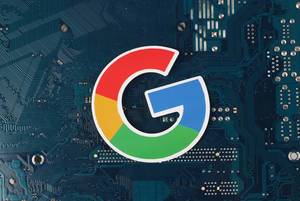 Google Logo vor einer elektronischen Leiterplatte als Hintergrund
