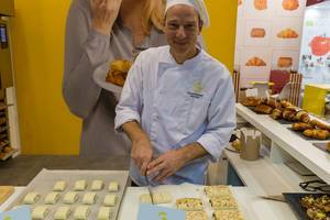 Gourmand Pastries Konditor bereitet verschiedenes süßes Gebäck vor