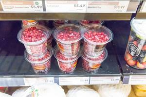 Granatapfel im Becher im Whole Foods Market