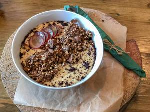 Granola mit Joghurt: grüner Buchweizen, Mandeln, getrocknete Aprikosen, Kokosnussmilch, Banane, Granola