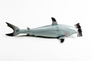 Grauer Hammerhai als Spielzeugfigur für Kinder, vor weißem Hintergrund