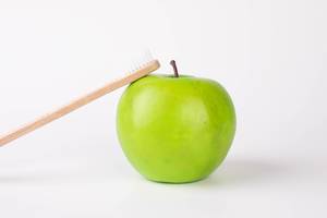 Green apple with wooden toothbrush (Flip 2019)
