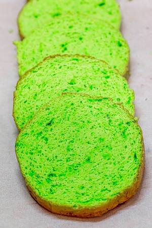 Green sliced sponge biscuit for cooking cake (Flip 2019)