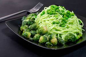 Green spaghetti with peas and brussels sprouts (Flip 2019)