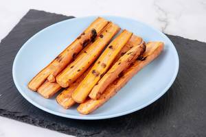 Grilled Carrots served on the plate above black stone tray (Flip 2019)