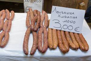 Grillwürste beim Metzger am Kapani Markt in Thessaloniki