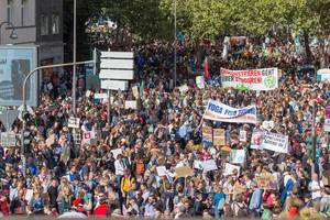 Großaufnahme der Menschenmassen auf der Klimademonstration Fridays for Future in Köln