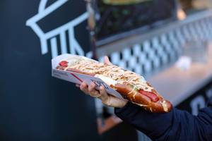 Große Deutsche Wurst als Hot Dog in einer Laugenstange