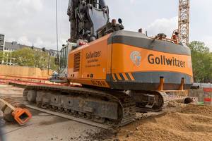 Große Maschine für Spezialtiefbau vom Firmengruppe Gollwitzer auf dem Baustelle auf Rudolfplatz in Köln