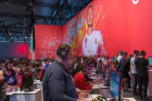 Große Spielstation von EA: Videospieler testen das Fußballspiel FIFA 20 auf der Gamescom