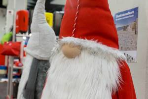 Große Weihnachtsmann-Puppe mit zu großer Mütze - IAW Köln 2018