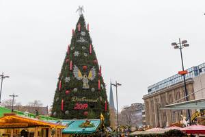 Großer geschmückter Weihnachtsbaum auf dem Wintermarkt / Weihnachtsmarkt in Dortmund 2019