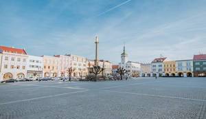Großer Platz und leerer Marktplatz in Kromeriz (deutsch: Kremsier), in Mähren-Tschechien, mit seiner Pestsäule