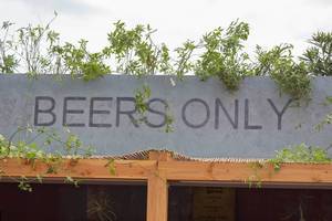 Großer Schild zeigt wo man Bier kaufen kann auf dem Tomorrowland Festival in Belgien