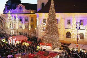 Großer Weihnachtsmarkt bezaubernd beschmückt mit Lichterketten