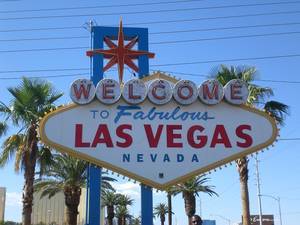 Großes Schild mit Schriftzug "Wilkommen in Las Vegas, Nevada"