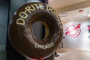 Großes Schild vom Do-Rite & Chicken Donuts Laden in Chicago im Form eines Schoko-Donuts