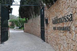 Großes Tor vor dem Hotel Valldemossa