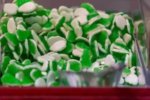 Grün-weiße Gummibonbons im Lebensmittelgeschäft