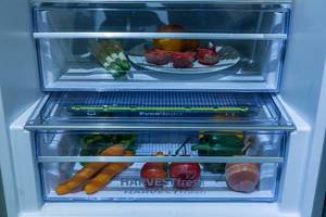 Grundig Kühlschrank mit HarvestFresh Kühlschrankschublade, gefüllt mit Obst und Gemüse