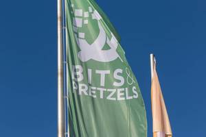 Grüne Fahne von der Gründerkonferenz Bits & Pretzels in München