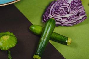 Grüne Zucchini und Kohl auf dem Tisch