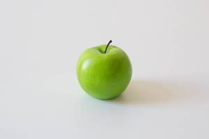 Grüner Apfel vor weißem Hintergrund