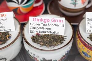 Grüner Tee mit Ginkgoblättern