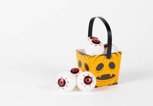 Gruselige Halloween-Augen im Korb aus Karton