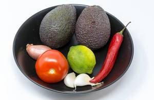 Guacamole Mix Zutaten - Avocado, Tomate, Zwiebel, Knoblauch, Limette und Chilischote