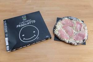 Gustavo Gusto - I Like Pizza Prosciutto von Luca mit schwarzem Pizzaboden durch aktivkohle