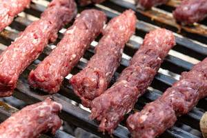 Hackfleisch-Kebabs grillen beim Barbecuefest